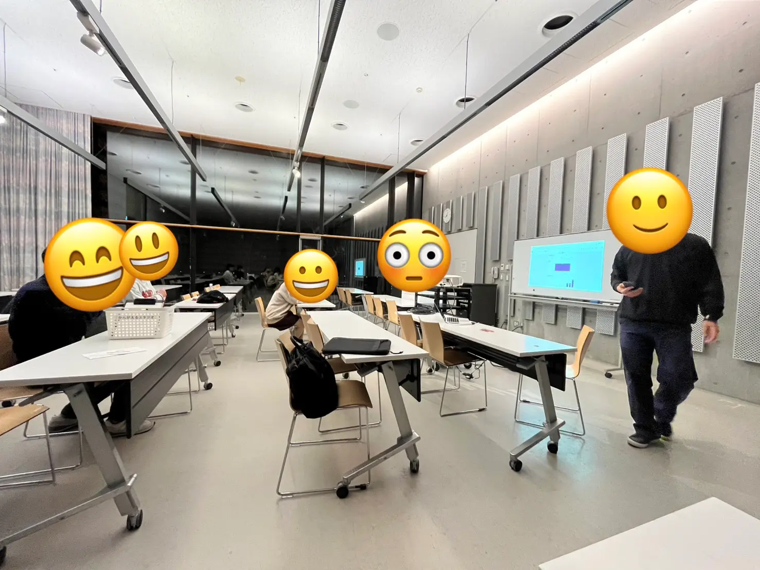 岐阜市メディアコスモス考えるスタジオで実施した企画サークルの様子。スピーチ大会リハーサルとして発表とフィードバックを行っている場面。