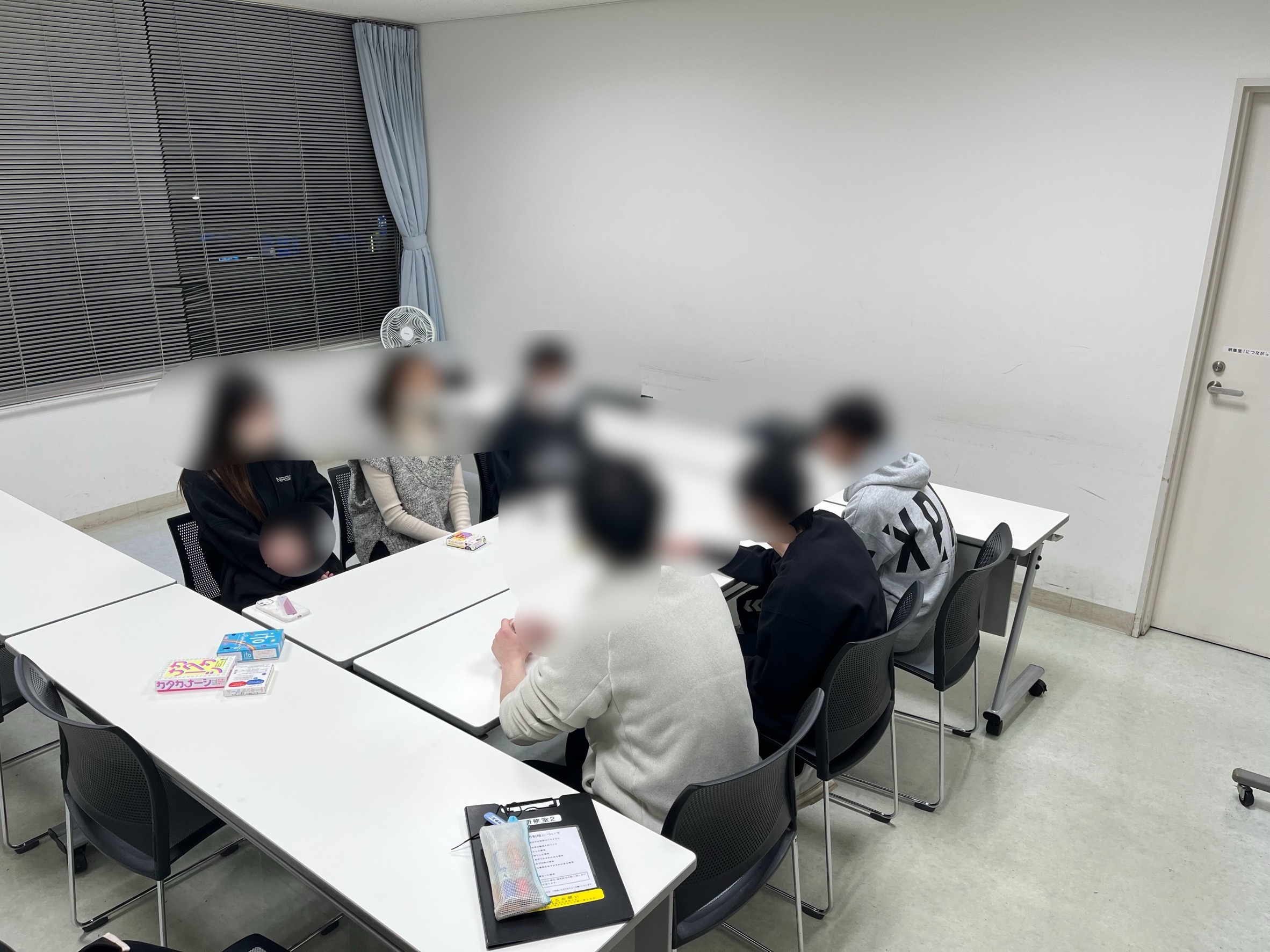 NPO法人れおん主催若者向けサークルでのカードゲームの様子