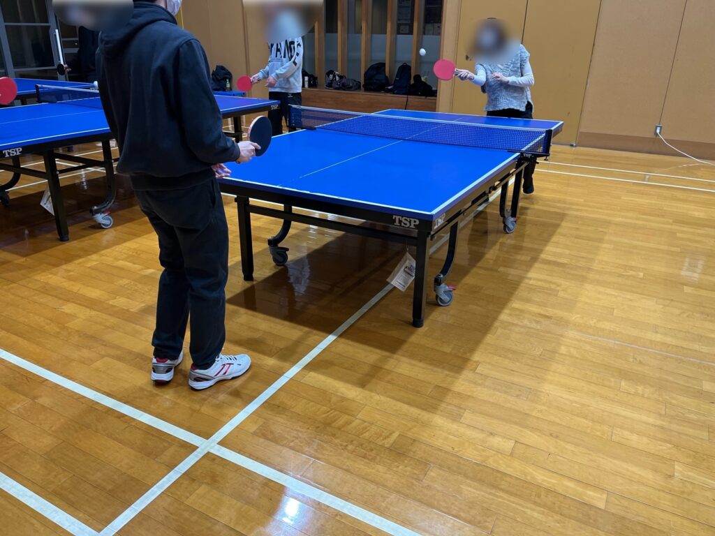 NPO法人れおん主催若者向けサークルでの卓球の様子