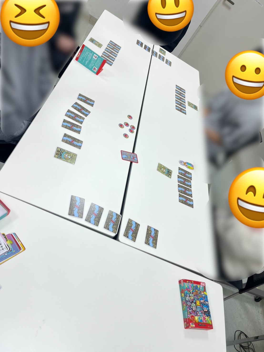 若者向けレクサークルでカードゲーム「タイムボム」を楽しむ様子