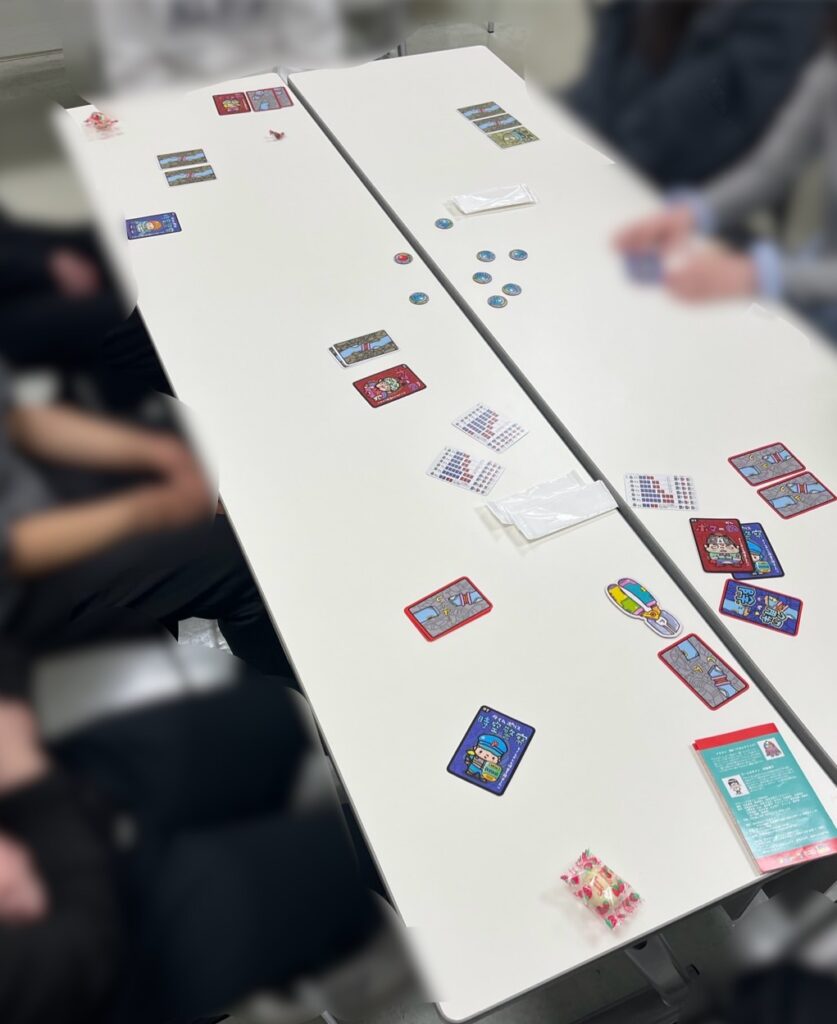 レクサークルでカードゲーム「タイムボム」を楽しむ参加者の様子