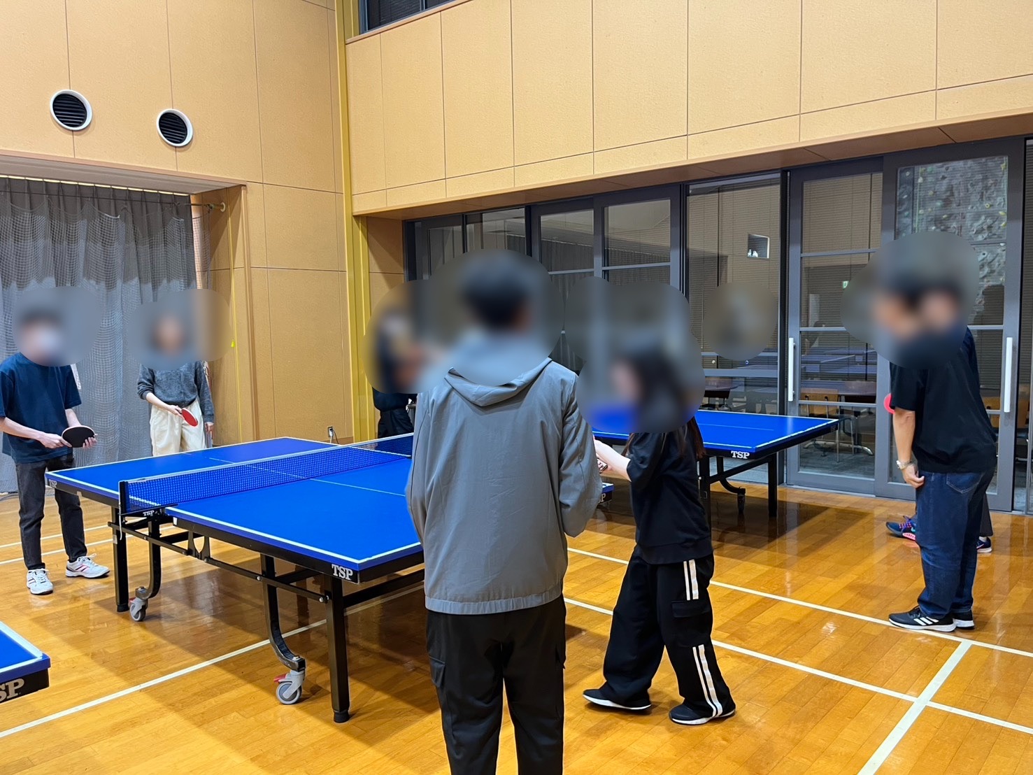 NPO法人れおんサークル活動で卓球をする様子