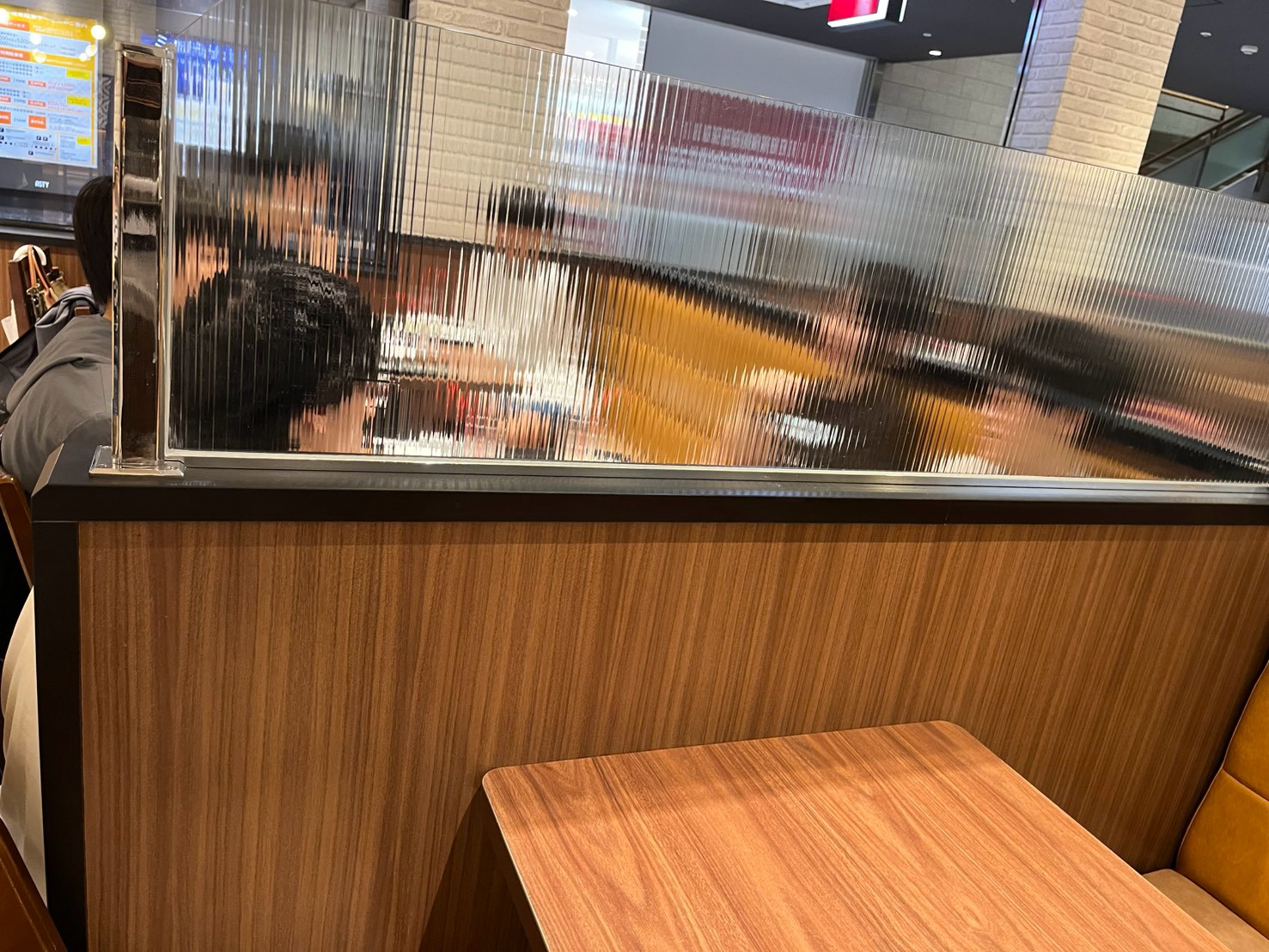 NPO法人れおんのレクサークルにてドーナッツを食べる様子